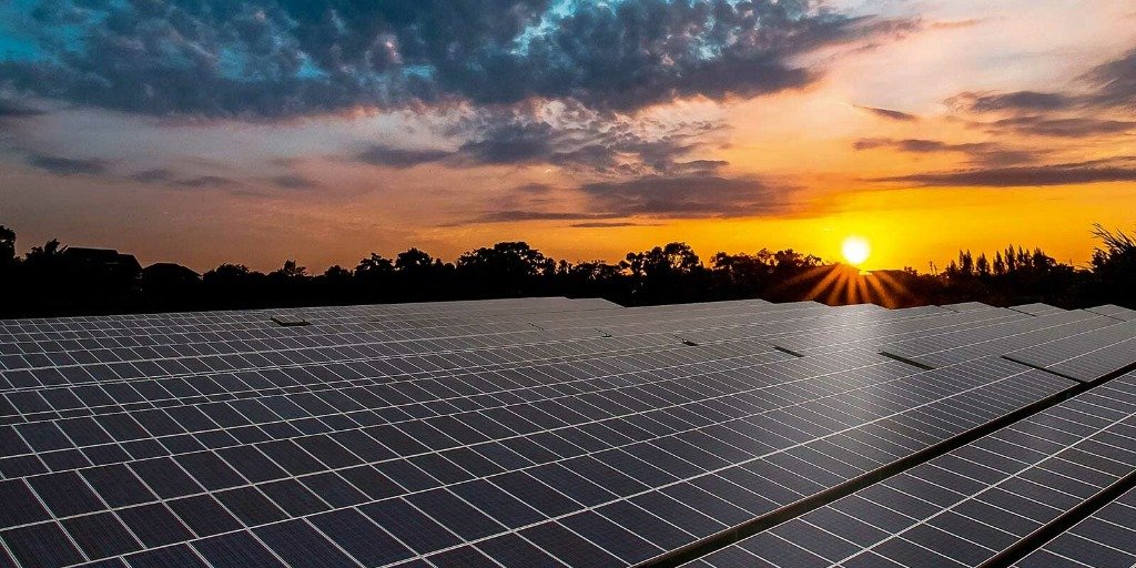 Usina de Energia Solar ao Pôr do Sol