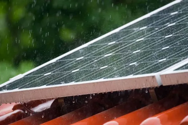 Os Módulos Fotovoltaicos Funcionam com Chuva e Tempo Nublado?